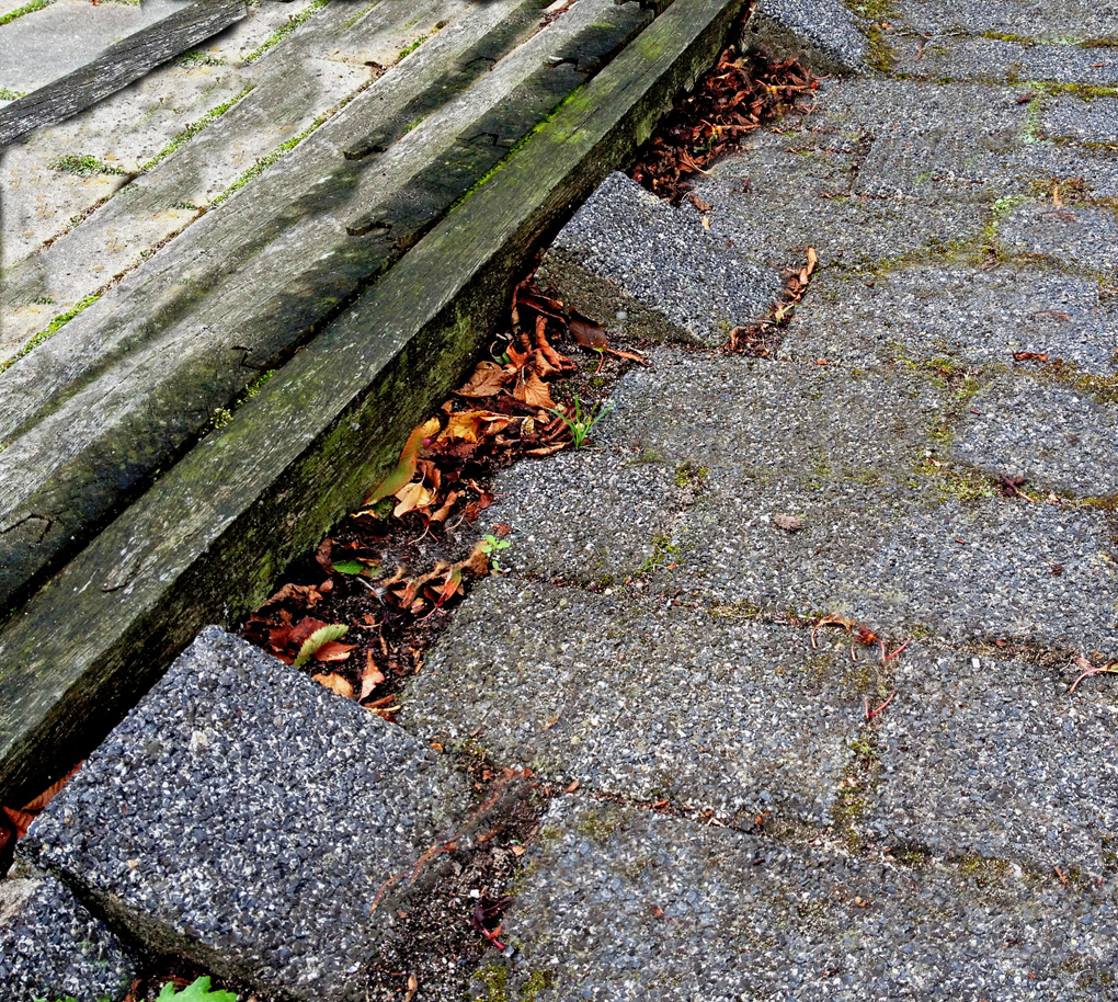 Oprit met verzakte bestrating