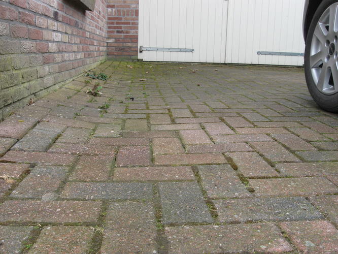 Verzakte bestrating door een instabiele ondergrond